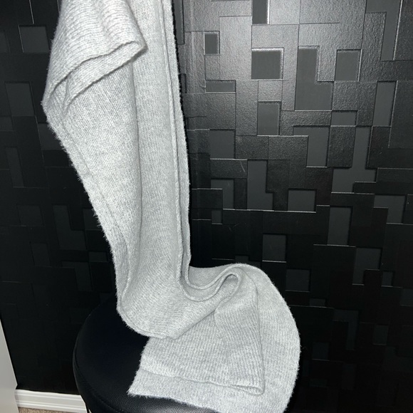 ‼️SALE‼️ Scarf / Hat / Mitts BRAND NEW Set - Picture 4 of 4